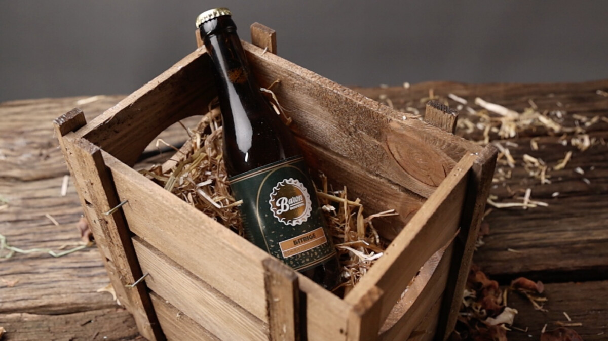 Een hout kratje met een Baron Brouwerij Intrige bierfles